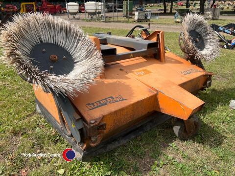 Bemo Classic 40 sweeper, c/w side brushes and collector