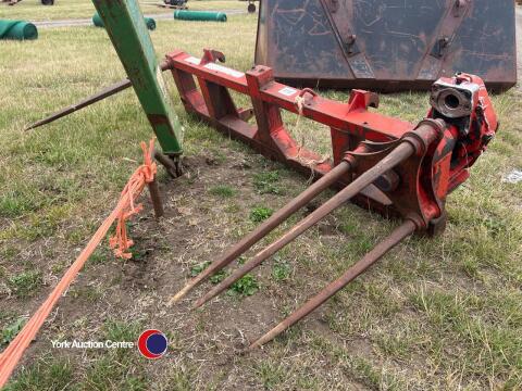 Twin bale spikes, one spike hydraulic rotated, Euro brackets