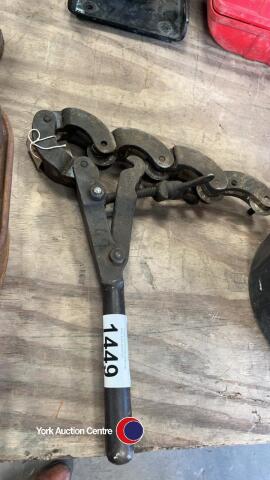 Clay pipe cutter
