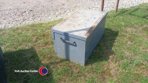 Lockable site storage box 600 x 600 x1200