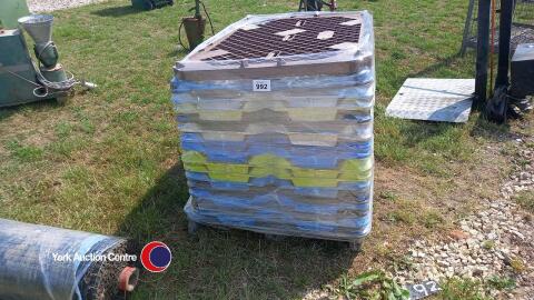15 plastic pallets