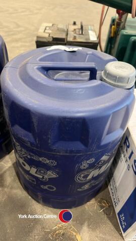 Drum of hydraulic oil, new