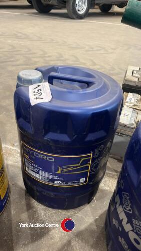 Drum of hydraulic oil, new