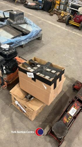 Quantity of 240v and 110v light bulbs