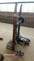 Vintage sack lifter barrow. Metal wheels and ratchet handle - 2