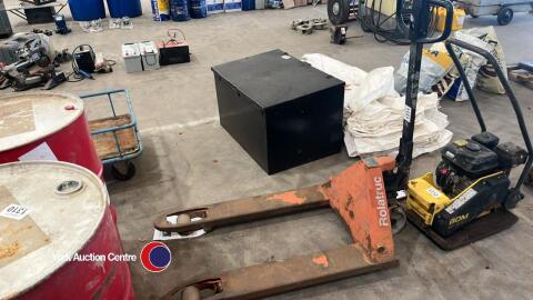 Manual pallet truck