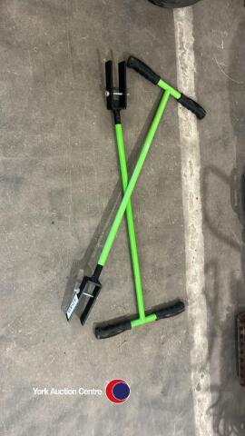 Concrete tamper beam handles