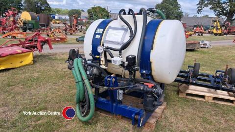S & K sprayers 1000lt liquid fert tank with OSR drill kit, c/w rate controller, hydraulic driven pump, all pipe work, manifold and nozzles mounted on 7 leg TWB OSR coulter kit. Custom framework made to fit a 4m Sumo Trio instead of discs.
