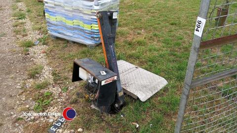 Small crane for pick up