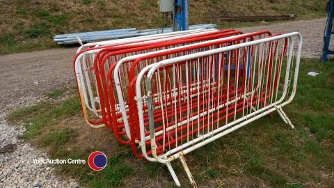 15 pedestrian crowd barriers