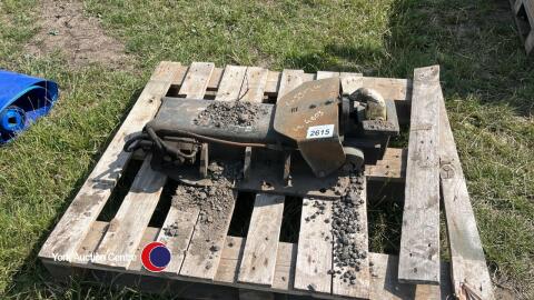 Bolt on hydraulic pick up hitch