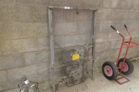 Sheep guillotine gate