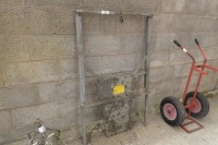 Sheep guillotine gate