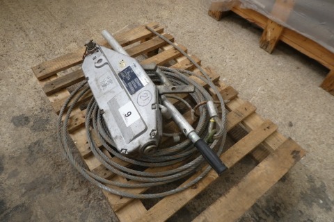 Yale 1600kg ratchet wrench and wire rope