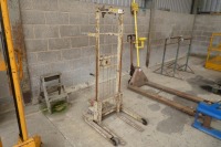 Powell pallet truck