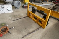 Twin bale spike, quicke brackets (photographed with lot 25)