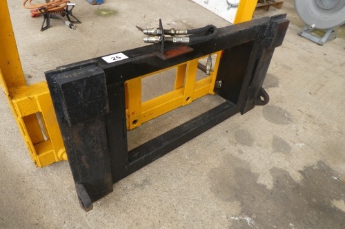 Sanderson to Quicke adaptor plate (photographed with lot 24)