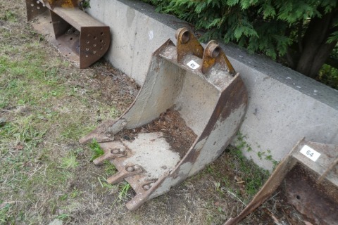 JCB 3C 23in bucket c/w 50mm pins