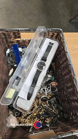 Box of assorted jewellery