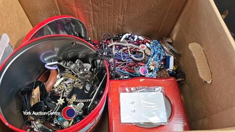 Tray of jewellery