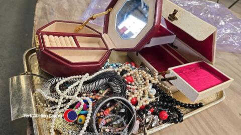 Tray of jewellery and watches
