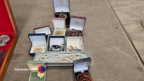 Assorted costume jewellery