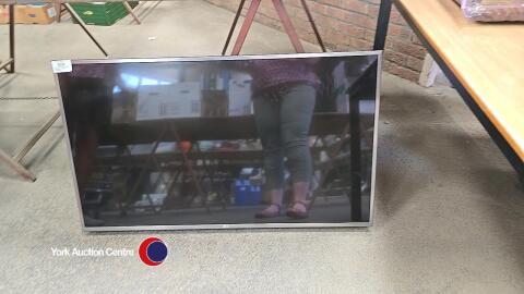 LG 49in TV with remote and wall bracket LG49uh668V