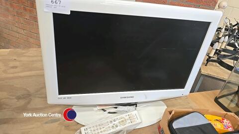Samsung 26in TV with remote, gwo