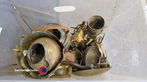 Mixed box of brassware