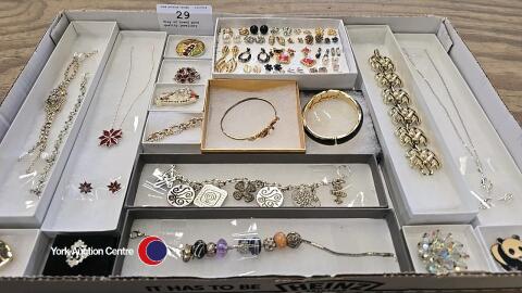 Tray of boxed good quality jewellery