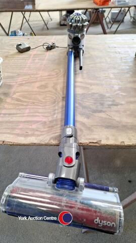 Dyson V6 cordless vacuum cleaner (needs new battery)