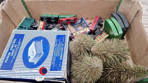 Box of O gauge wagons, carriages, buffers etc.