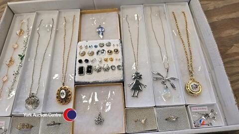 Tray of boxed good quality jewellery