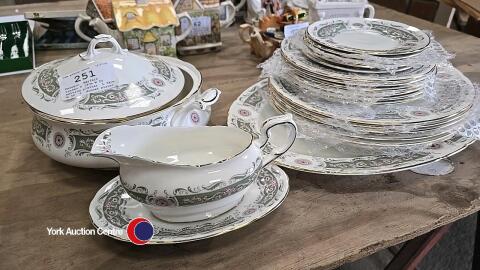 Paragon, Mayfair, tureen H 14cm W 20, serving platter, L 38cm W 30, 6 dinner plates, W 27cm, 6 desert plates, W 20cm, 5 side plates, W 15cm, gravy bowl H 15cm L 15 W 7.5 and gravy bowl saucer L 20cm W 12.5