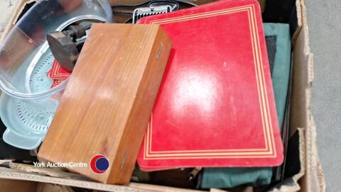 2 x boxes of bric a brac and kitchenalia