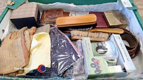 Miscellaneous gentleman's vintage dressing accessories