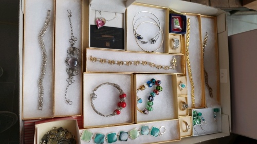Tray of boxed good quality costume jewellery