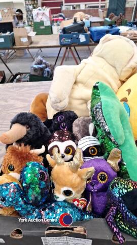 Quantity of soft toys, new