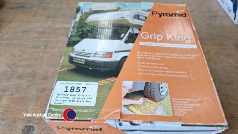Pyramid Grip King Kit, 2 tracks, 10 grips and 5m rope with carry bag, boxed