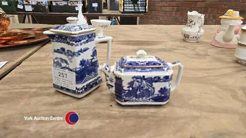 Ringtons, Blue Willow by Wade, teapot H 10cm L 10 W 10, and hot water jug, H 15cm L 7.5 W 7.5