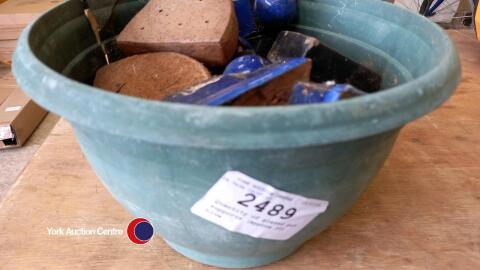 Quantity of glazed pot supports (approx 20), blue