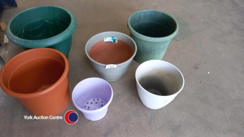 6 x plastic outdoor garden tubs, assorted size and colour