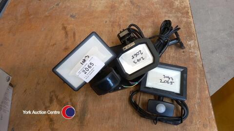 3 x floodlights, 1 solar powered
