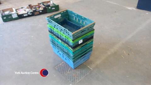 10 x plastic stacking trays