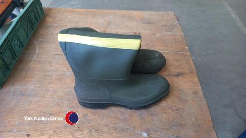 Dunlop wellingtons (43) size 9
