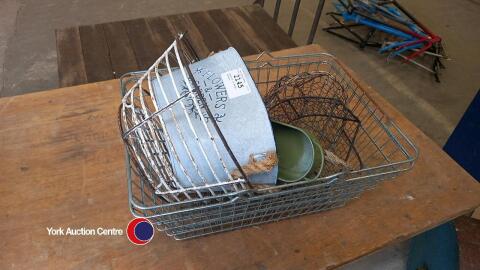Quantity of metal baskets
