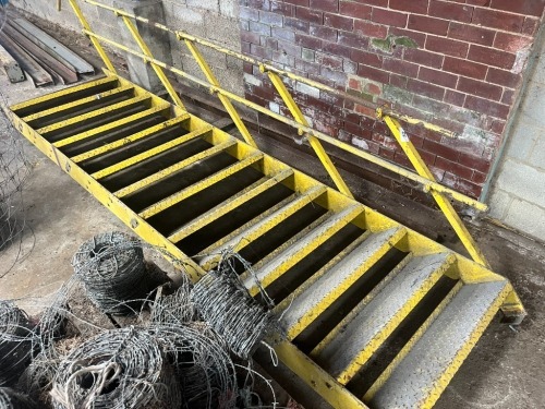 Metal gantry steps