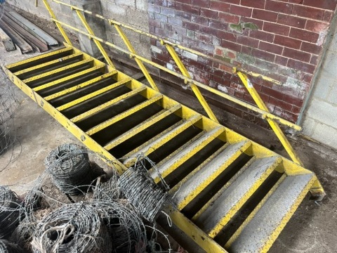 Metal gantry steps