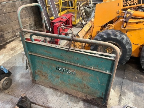 Calf dehorning crate
