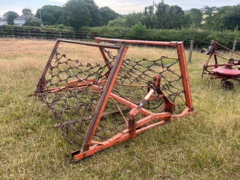 Parmiter hydraulic folding chain harrows